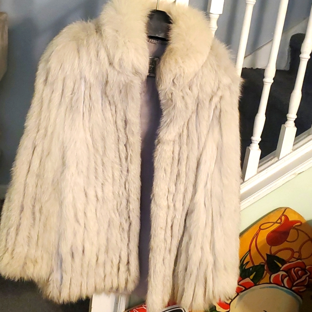 Genuine Fox fur coat. Waist length women's size med. Great condition